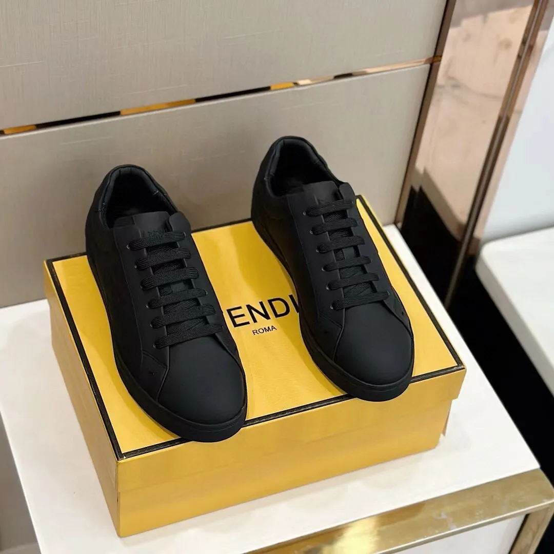 Factory price: 380💰 Fendi men's sports shoes - top version. In the corner, there is no limit to expression, highlighting the FF element cowhide to highlight personality, walking well! The brand letters are embossed with a cowhide label on the shoe mouth. Cowhide upper + cowhide stitching mesh lining + T men's men's shoes 💰U outsole Size: 38-44 (45 customized)